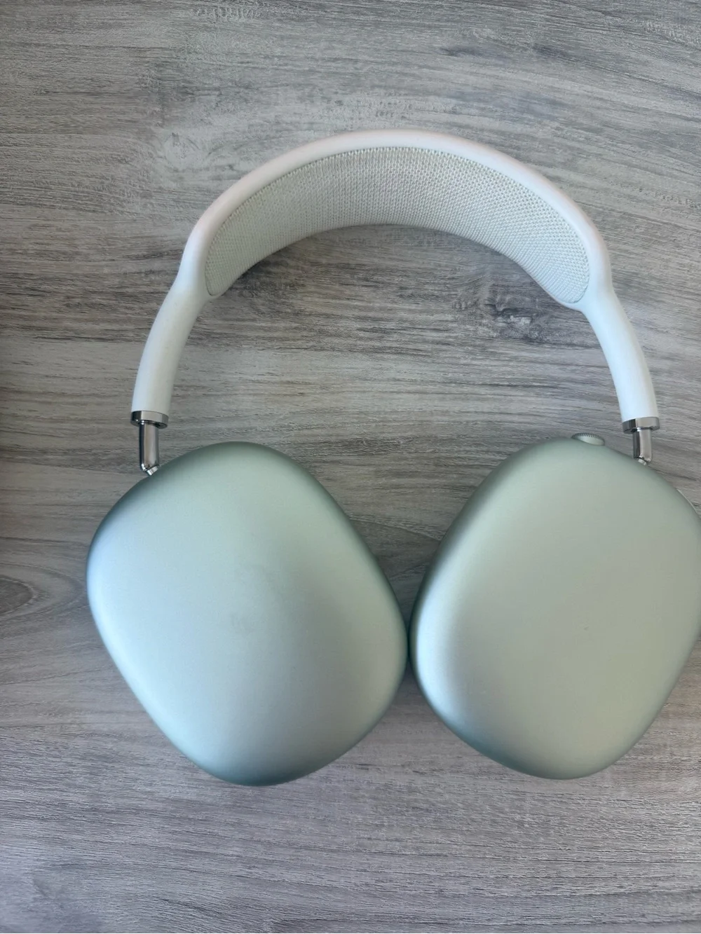 Apple airpod max’s first generation in Light Sage